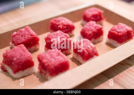 Bio-Fleisch-Sushi. Fleisch-Sushi-Rezept. Schritt-für-Schritt-Vorbereitung. Gemischtes Tablett Ihrer Wahl. Stockfoto