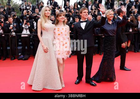 Angelina Jolie, Marie Colomb, Finn Bennett und Caroline Scheufele bei der Premiere des Kinofilms Eddington auf dem Festival de Cannes 2025 / 78. Internationale Filmfestspiele von Cannes im Palais des Festivals. Cannes, 16.05.2025 *** Angelina Jolie, Marie Colomb, Finn Bennett und Caroline Scheufele bei der Premiere des Spielfilms Eddington beim Festival de Cannes 2025 78 Internationale Filmfestspiele Cannes im Palais des Festivals Cannes, 16 05 2025 Foto:xD.xBedrosianx/xFuturexImagex eddington 5516 Stockfoto