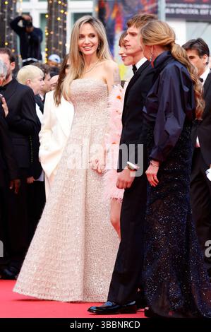 Angelina Jolie, Marie Colomb, Finn Bennett und Caroline Scheufele bei der Premiere des Kinofilms Eddington auf dem Festival de Cannes 2025 / 78. Internationale Filmfestspiele von Cannes im Palais des Festivals. Cannes, 16.05.2025 *** Angelina Jolie, Marie Colomb, Finn Bennett und Caroline Scheufele bei der Premiere des Spielfilms Eddington beim Festival de Cannes 2025 78 Internationale Filmfestspiele Cannes im Palais des Festivals Cannes, 16 05 2025 Foto:xD.xBedrosianx/xFuturexImagex eddington 5517 Stockfoto