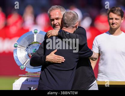 München, Deutschland. Mai 2025. firo: 11.05.2025, Fußball, 1. Liga, 1. Bundesliga, Google Pixel Frauen-Bundesliga, Saison 2024/2025, 22. Spieltag, FC Bayern München - SGS Essen, Cheftrainer Christian Wuck von Deutschland Cheftrainer Alexander Straus vom FC Bayern München bei Credit: dpa/Alamy Live News Stockfoto