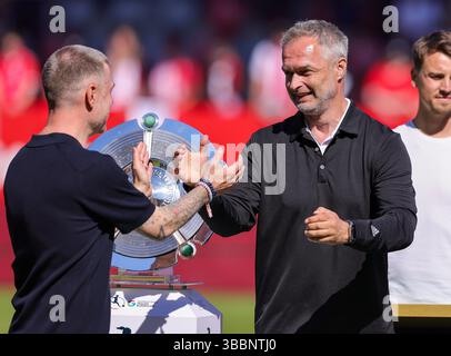 München, Deutschland. Mai 2025. firo: 11.05.2025, Fußball, 1. Liga, 1. Bundesliga, Google Pixel Frauen-Bundesliga, Saison 2024/2025, 22. Spieltag, FC Bayern München - SGS Essen, Cheftrainer Alexander Straus vom FC Bayern München Cheftrainer Christian Wuck von Deutschland bei Credit: dpa/Alamy Live News Stockfoto