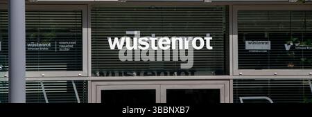 Bratislava, Slowakei - 10. Mai 2025 : Wustenrot in Bratislava. Die Wustenrot-Gruppe ist ein österreichisches Unternehmen für Finanzdienstleistungen und Immobilien Stockfoto