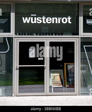 Bratislava, Slowakei - 10. Mai 2025 : Wustenrot in Bratislava. Die Wustenrot-Gruppe ist ein österreichisches Unternehmen für Finanzdienstleistungen und Immobilien Stockfoto