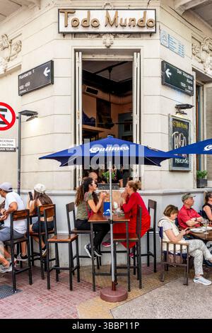 Leute, die während des San Telmo Sunday Market, San Telmo District, Buenos Aires, Argentinien, vor Einem Café/Bar in der Plaza Dorrego sitzen. Stockfoto
