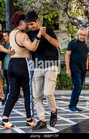 Ein Lehrer beobachtet Paare beim Tangotanzen im La Glorieta Milonga, Buenos Aires, Argentinien. Stockfoto