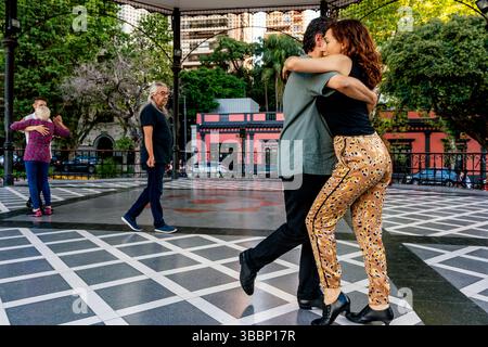 Ein Lehrer beobachtet Paare beim Tangotanzen im La Glorieta Milonga, Buenos Aires, Argentinien. Stockfoto