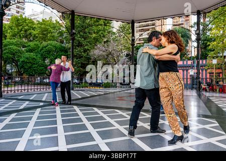 Tangotanz Für Paare Im La Glorieta Milonga, Buenos Aires, Argentinien. Stockfoto
