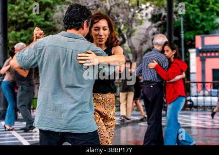 Tangotanz Für Paare In La Glorieta Milonga, Buenos Aires, Argentinien. Stockfoto