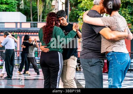 Tangotanz Für Paare In La Glorieta Milonga, Buenos Aires, Argentinien. Stockfoto