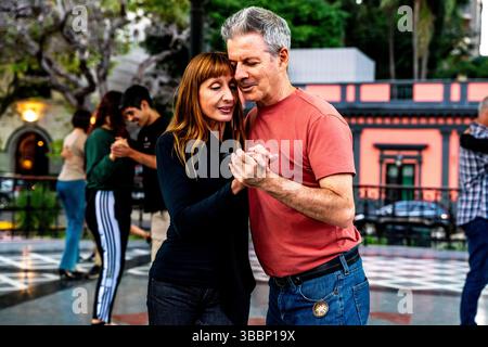 Tangotanz Für Paare In La Glorieta Milonga, Buenos Aires, Argentinien. Stockfoto