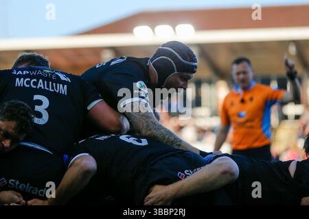 Newcastle, Gbr. Dezember 2024. Murray McCallum von Newcastle Falcons und Sebastian de Chaves von Newcastle Falcons führen eine Falcons-Fahrt während des Gallagher Premiership-Spiels zwischen Newcastle Falcons und Gloucester Rugby am Freitag, den 16. Mai 2025, im Kingston Park in Newcastle. (Foto: Chris Lishman | MI News) Credit: MI News & Sport /Alamy Live News Stockfoto