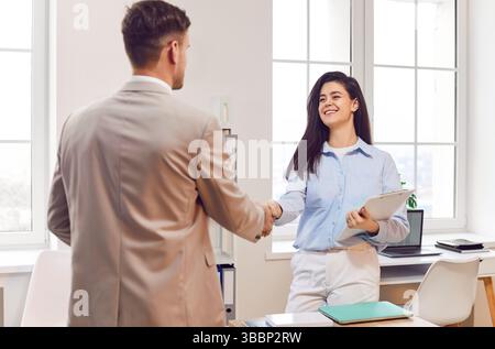 Bürohandshake Gruß, männliche und weibliche Hände schütteln, freundliche, effektive Verhandlungen Stockfoto