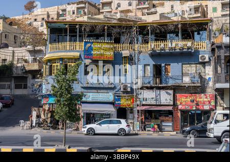 Amman, Jordanien - 12. November 2024: Geschäftiger Geschäftsblock in der Innenstadt mit Geschäften und Restaurants auf einem Hügel Stockfoto