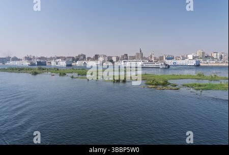 Überfüllter Hafen in Edfu mit Nil-Kreuzfahrtbooten und anderen, die nach Assuan auf dem Fluss in Ägypten fahren Stockfoto