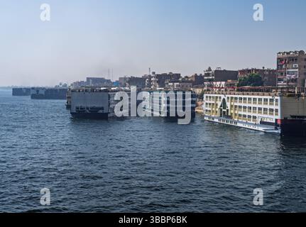 Überfüllter Hafen in Edfu mit Nil-Kreuzfahrtbooten und anderen, die nach Assuan auf dem Fluss in Ägypten fahren Stockfoto