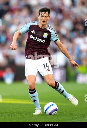 Aston Villa's Pau Torres in Aktion während des Premier League Spiels im Villa Park, Birmingham. Bilddatum: Freitag, 16. Mai 2025. Stockfoto