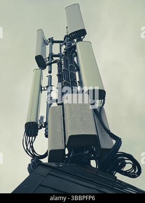 Vertikale Aufnahme des Satellitenturms an einem nebeligen Tag. Detailansicht der Senderschale Stockfoto