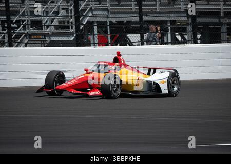 Speedway, USA – 16. Mai 2025: JOSEF NEWGARDEN (2) (USA) aus Nashville, TN, fährt während eines Trainings zum 109. Lauf des Indianapolis 500 auf dem Indianapolis Motor Speedway IN die Kurven. Stockfoto