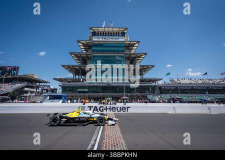 Speedway, USA – 16. Mai 2025: ALEXANDER ROSSI (20) (USA) aus Nevada City, KALIFORNIEN, überquert während eines Trainings zum 109. Lauf des Indianapolis 500 auf dem Indianapolis Motor Speedway IN den Ziegelhof. Stockfoto