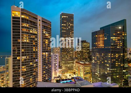 Eine weite Panoramaaufnahme erfasst die zahlreichen Büro- und Wohntürme, die die beeindruckende architektonische Landschaft des Brickell-Viertels ausmachen Stockfoto