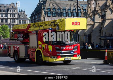 London, Großbritannien. Mai 2025. Ein Feuerwehrwagen, der mit Blinklichtern und Sirenen gesehen wurde, während er am Parlament vorbeifuhr. Die London Fire Brigade ist ein Feuerwehrdienst in London, Großbritannien. Der Vorname war Metropolitan Fire Brigade bis 1904. (Credit Image: © Krisztian Elek/SOPA Images via ZUMA Press Wire) NUR REDAKTIONELLE VERWENDUNG! Nicht für kommerzielle ZWECKE! Stockfoto