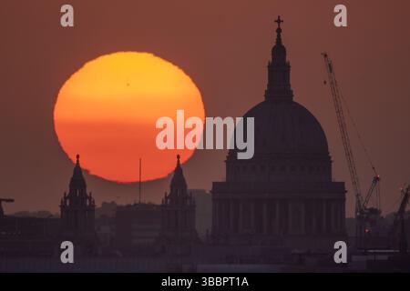 London, Großbritannien. Mai 2025. Wetter in Großbritannien: Dramatischer Sonnenuntergang in der Nähe der St. Paul’s Cathedral, da das sonnige Frühlingswetter bis in die nächste Woche anhalten wird. Guy Corbishley/Alamy Live News Stockfoto