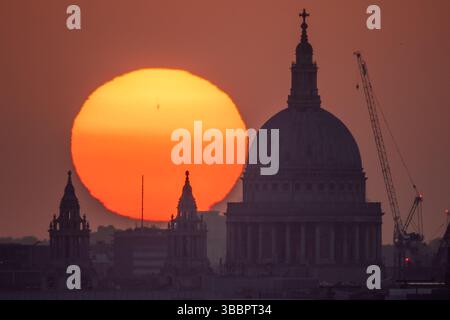 London, Großbritannien. Mai 2025. Wetter in Großbritannien: Dramatischer Sonnenuntergang in der Nähe der St. Paul’s Cathedral, da das sonnige Frühlingswetter bis in die nächste Woche anhalten wird. Guy Corbishley/Alamy Live News Stockfoto