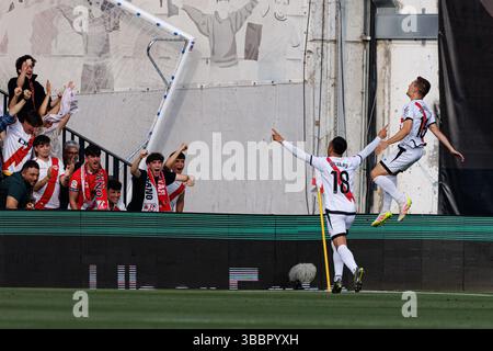 Alvaro Garcia Rivera und Jorge de Frutos Sebastian (Rayo Vallecano) wurden während des LaLiga EA SPORTSPIELS zwischen Rayo Vallecano und Real Betis Balompie im Estadio de Vallecas gesehen. Endergebnis; Rayo Vallecano 2 : 2 echte Betis Balompie. Stockfoto