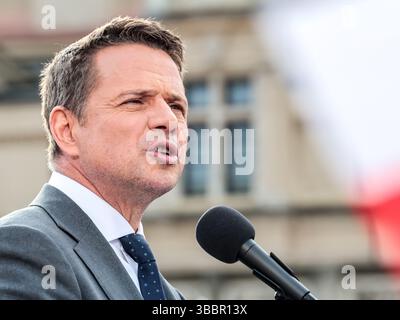 Rafal Trzaskowski, Bürgermeister von Warschau und Kandidat für das Amt des polnischen Präsidenten der Partei Bürgerplattform, spricht während seiner Wahlkundgebung auf dem Hauptmarkt in Krakau. Rafal Trzaskowski führt die Umfragen an, aber ohne klare Mehrheit. Die erste Wahlrunde findet am 18. Mai statt, und Rafal Trzaskowski wird voraussichtlich in die zweite Runde wechseln. Stockfoto
