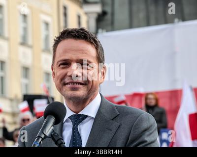 Rafal Trzaskowski, Bürgermeister von Warschau und Kandidat für das Amt des polnischen Präsidenten der Partei Bürgerplattform, spricht während seiner Wahlkundgebung auf dem Hauptmarkt in Krakau. Rafal Trzaskowski führt die Umfragen an, aber ohne klare Mehrheit. Die erste Wahlrunde findet am 18. Mai statt, und Rafal Trzaskowski wird voraussichtlich in die zweite Runde wechseln. Stockfoto