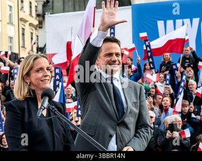 Rafal Trzaskowski, Bürgermeister von Warschau und Kandidat für den Präsidenten Polens von der Partei Bürgerplattform, und seine Frau Malgorzata nehmen an der Wahlkundgebung auf dem Hauptmarkt in Krakau Teil. Rafal Trzaskowski führt die Umfragen an, aber ohne klare Mehrheit. Die erste Wahlrunde findet am 18. Mai statt, und Rafal Trzaskowski wird voraussichtlich in die zweite Runde wechseln. Stockfoto