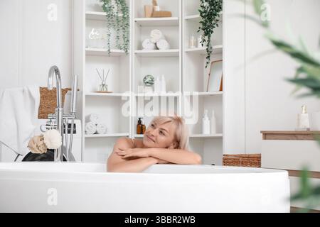 Schöne reife glückliche Frau im Badezimmer zu Hause Stockfoto