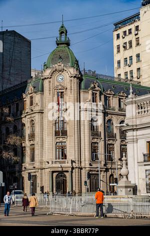 Die Plaza de la Constitución ist eine Esplanade, die den Block von der Agustinas Straße im Norden, Morandé Straße im Osten, Moneda Stree besetzt Stockfoto