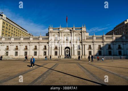 Die Plaza de la Constitución ist eine Esplanade, die den Block von der Agustinas Straße im Norden, Morandé Straße im Osten, Moneda Stree besetzt Stockfoto