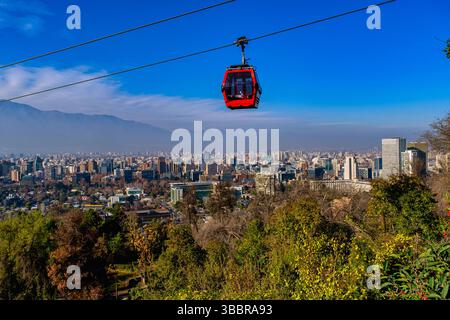 Santiago, auch bekannt als Santiago de Chile, ist die Hauptstadt und größte Stadt Chiles und eine der größten Städte Amerikas. Sie befindet sich in der Stockfoto