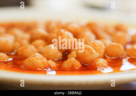 Nahaufnahme von Saucen Kichererbsen in einem leckeren Gericht auf Tomatenbasis Stockfoto