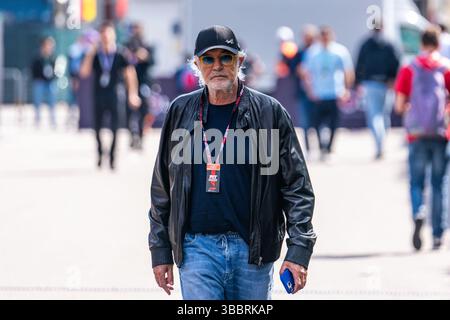 Imola, Italien. Mai 2025. Der italienische Teamchef des BWT Alpine F1 Teams, Flavio Briatore, wurde vor dem ersten freien Training der Formel 1 Made in Italy und dem Grand Prix von Emilia Romagna beim Autodromo Enzo e Dino Ferrari in Imola im Fahrerlager gesehen. Quelle: SOPA Images Limited/Alamy Live News Stockfoto