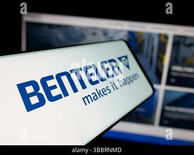 Deutschland. April 2025. In dieser Abbildung ist ein Smartphone mit dem Logo des Automobilunternehmens Benteler International AG auf dem Bildschirm vor der Website zu sehen. (Foto von Timon Schneider/SOPA Images/SIPA USA) *** ausschließlich für redaktionelle Nachrichten *** Credit: SIPA USA/Alamy Live News Stockfoto