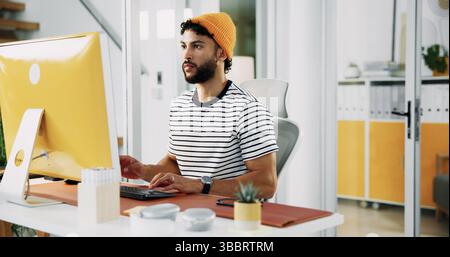 Kreativ, Designer oder Mann am Computer, um nach künstlerischen Projekten, digitalen Medien oder Videobearbeitung zu suchen. Produzent, männlicher Editor oder PC-Monitor für Stockfoto