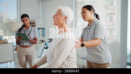 Physiotherapie, Rückenschmerzen und Frau mit reifer Patientin zur Unterstützung, Wohlbefinden und Beratung. Gesundheitswesen, Chiropraktiker und Physiotherapeut mit Stockfoto