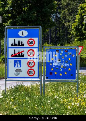 Weiswampach, Luxemburg - 14. Mai 2025: Ein Straßenschild in Luxemburg mit verschiedenen Geschwindigkeitsbeschränkungen und -Vorschriften. Das Schild am rechten Rand zeigt den Stockfoto