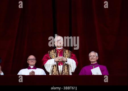 Der neu gewählte Papst Leo XIV., Robert Prevost, trifft am 8. Mai 2025 auf dem Hauptbalkon der zentralen Loggia des Petersdoms im Vatikan ein. Stockfoto