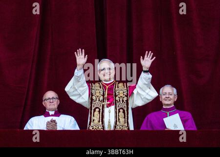 Der neu gewählte Papst Leo XIV., Robert Prevost, trifft am 8. Mai 2025 auf dem Hauptbalkon der zentralen Loggia des Petersdoms im Vatikan ein. Stockfoto