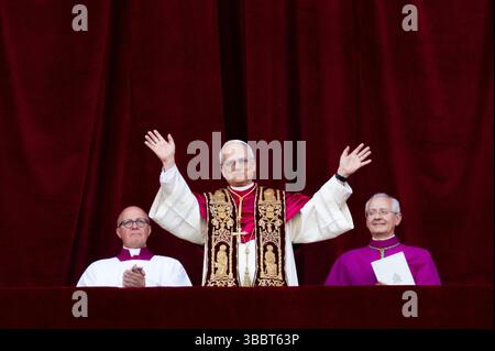 Der neu gewählte Papst Leo XIV., Robert Prevost, trifft am 8. Mai 2025 auf dem Hauptbalkon der zentralen Loggia des Petersdoms im Vatikan ein. Stockfoto