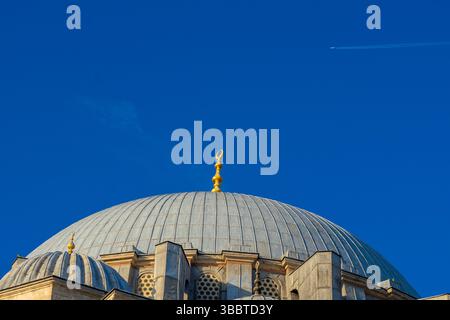 Moschee Kuppel auf blauem Himmel Hintergrund. Islam. Religion Stockfoto