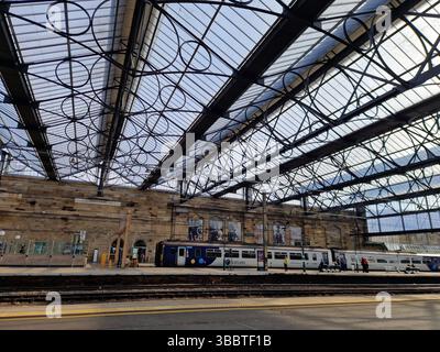Ein Nordzug an einem Bahnsteig des Bahnhofs Carlisle, Cumbria, Großbritannien Stockfoto