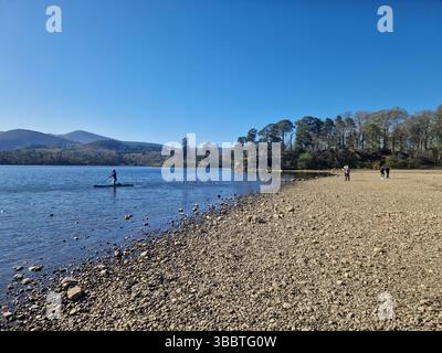 Wunderschöne Aussicht vom Ufer von Derwentwater, Cumbria, während des trockenen Frühlings 2025 Stockfoto