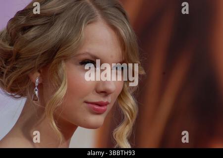 Taylor Swift tritt bei der Hollywood-Premiere von Hannah Montana: The Movie im El Capitan Theatre in Los Angeles auf. Der Country-Pop-Star feierte gemeinsam mit anderen Prominenten die Veröffentlichung des Disney-Films mit Miley Cyrus. Stockfoto