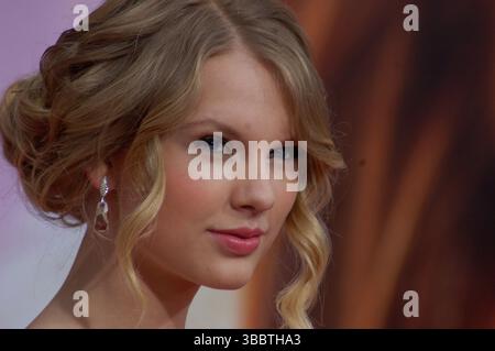 Taylor Swift tritt bei der Hollywood-Premiere von Hannah Montana: The Movie im El Capitan Theatre in Los Angeles auf. Der Country-Pop-Star feierte gemeinsam mit anderen Prominenten die Veröffentlichung des Disney-Films mit Miley Cyrus. Stockfoto