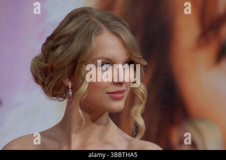 Taylor Swift tritt bei der Hollywood-Premiere von Hannah Montana: The Movie im El Capitan Theatre in Los Angeles auf. Der Country-Pop-Star feierte gemeinsam mit anderen Prominenten die Veröffentlichung des Disney-Films mit Miley Cyrus. Stockfoto